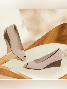 Vivaia Sz 6.5 (37.5) Tamia Peep Toe Wedge Shoes